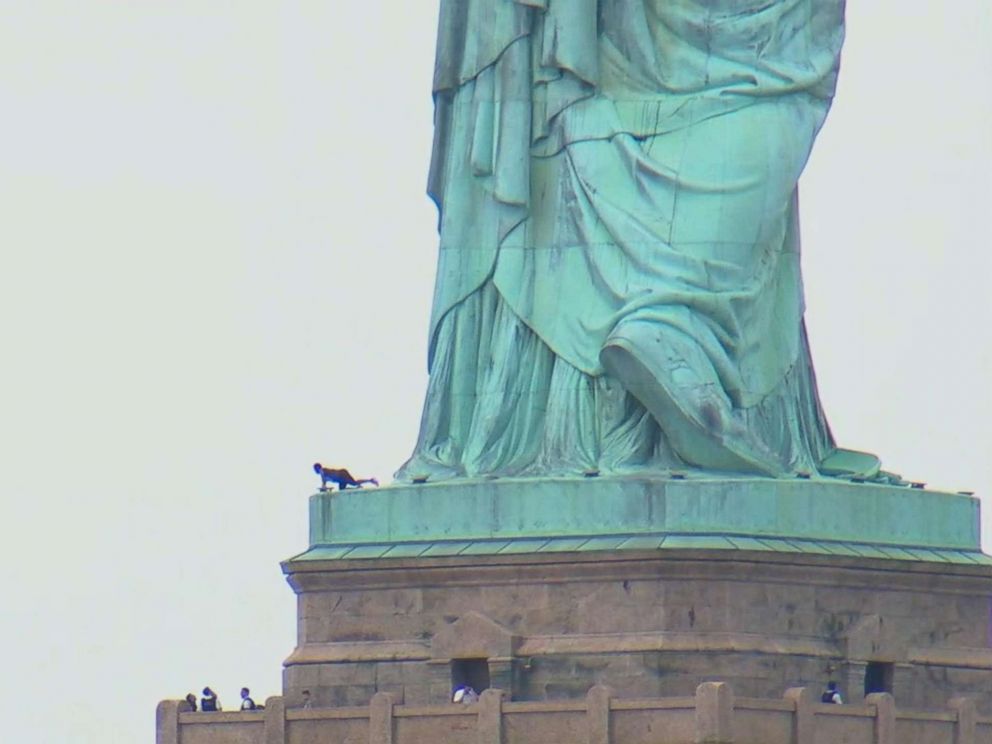 Protester na umakyat sa Statue of Liberty hinuli ng mga pulis [VIDEO]