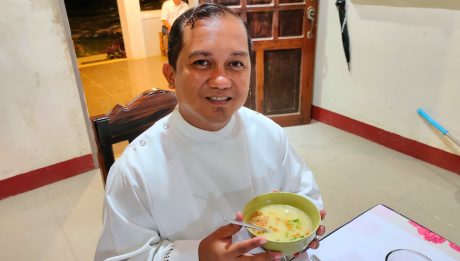 Priest serves ‘lugaw’ during Last Supper reenactment
