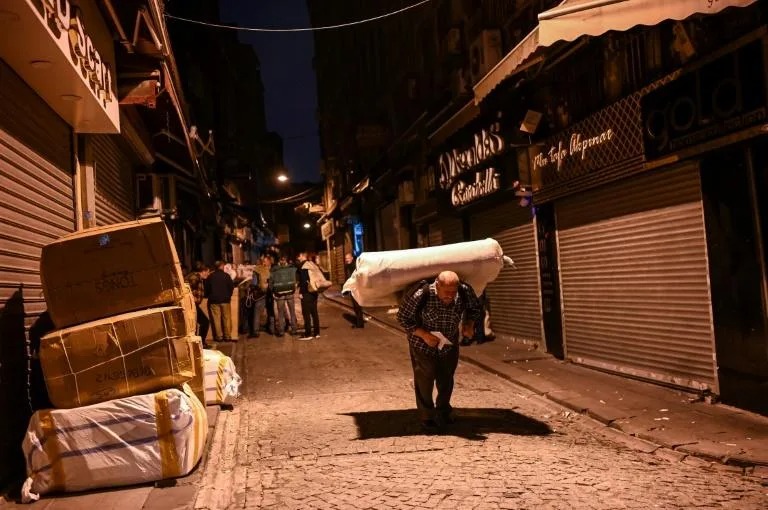 Porters carry Istanbul’s trade traditions on their backs