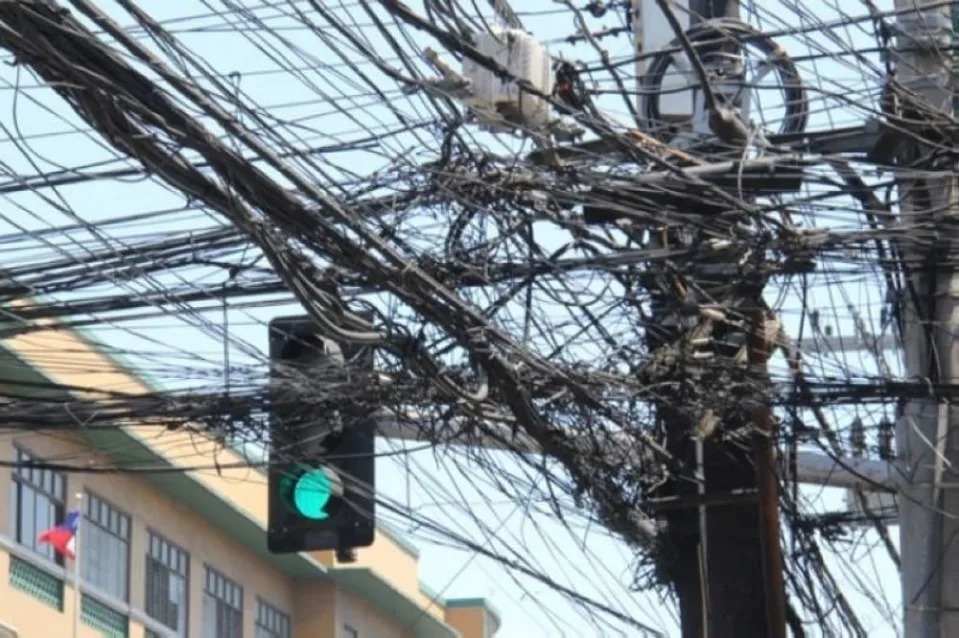 Visayan Electric continues to clear toppled posts, bundle ‘spaghetti wires’